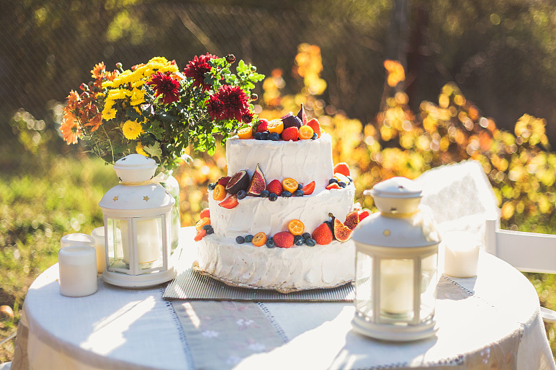 冰冻和水果装饰的婚礼蛋糕在桌子上的特写，莫斯科，俄罗斯图片素材