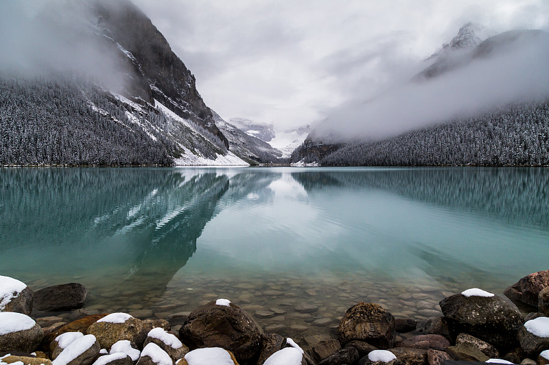 风景湖由雪山对天空，班夫，加拿大图片素材