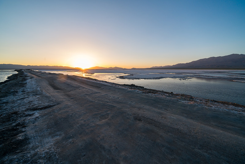 日落下的盐湖道路图片素材