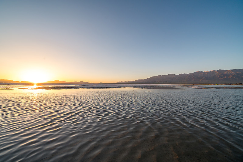 日落时的盐湖图片素材