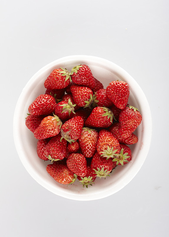 新鲜的草莓独立在白色背景上图片下载