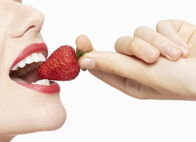 性感的嘴唇轻轻的咬着草莓图片下载