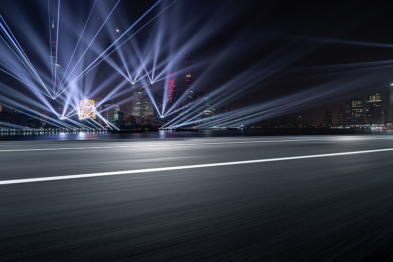 上海浦东陆家嘴城市天际线灯光秀逆光速度感公路图片素材