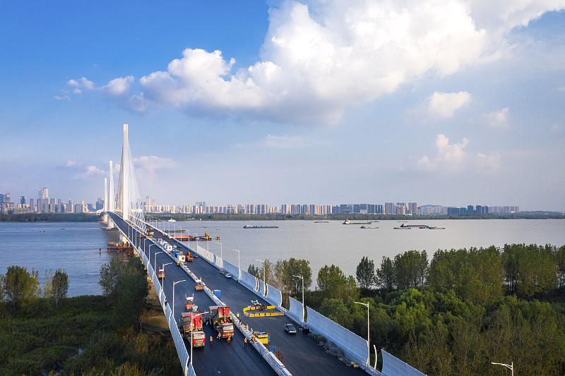 建设中的长江五桥铺沥青作业图片下载