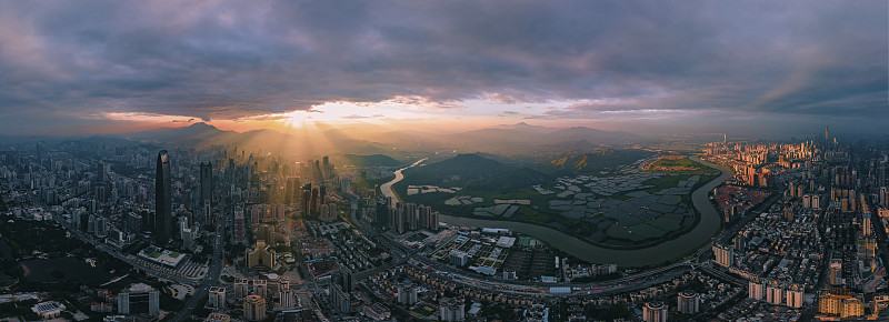 2020年10月9日早晨阳光从云缝洒向刚刚苏醒的深圳市区图片下载
