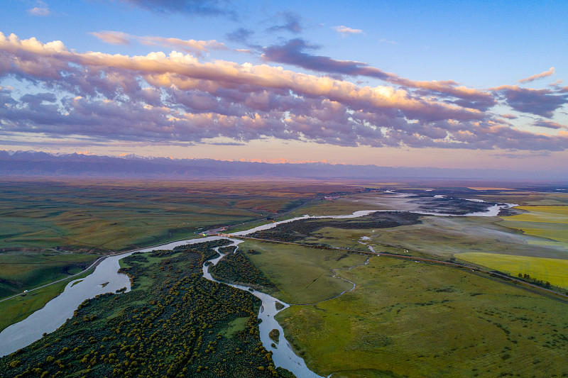 新疆特克斯河湿地之晨图片下载