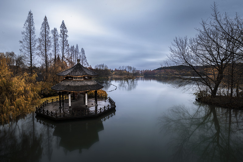 杭州西湖苏公堤茅家埠冬日的清晨，湖面平静如水，景色宁静致远图片下载