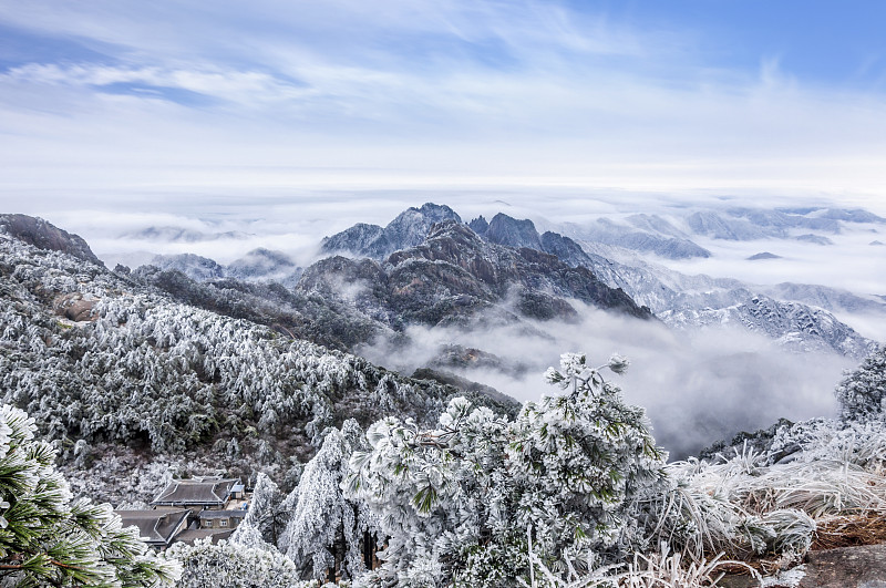 中国安徽黄山冬天的雾凇雪景云海图图片素材