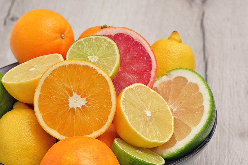 木桌上各种各样的柑橘类水果图片素材