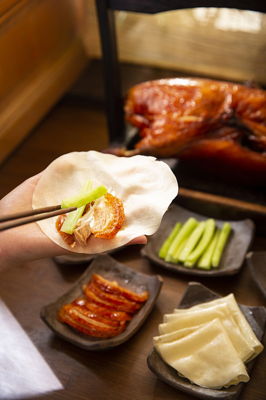 中华美食北京烤鸭和配菜静物图片下载