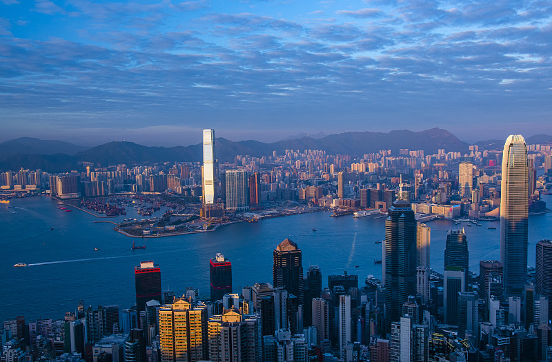 中国香港太平山上俯瞰维多利亚港城市摩天大楼风光图片素材