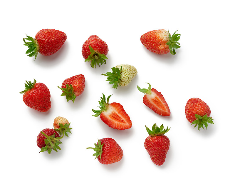 草莓的特写在白色的背景图片素材