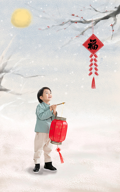 小男孩手提红灯笼庆祝新年图片素材