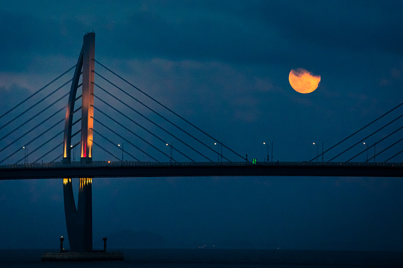 月亮和港珠澳大桥图片下载