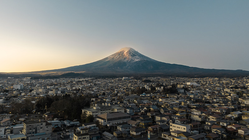 富士山上黎明的第一道光图片下载