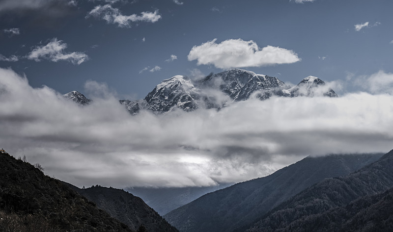 《神山》拍摄于中国四川甘孜州康定地区。图片下载