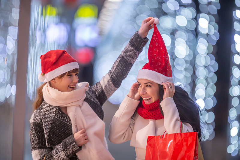 两个漂亮女人在圣诞购物图片下载