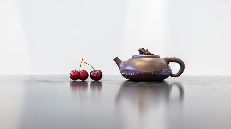 紫砂茶壶与樱桃图片下载