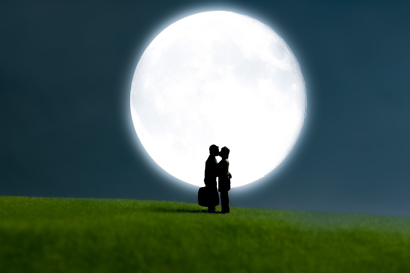 情侣在月光下见面亲吻图片下载