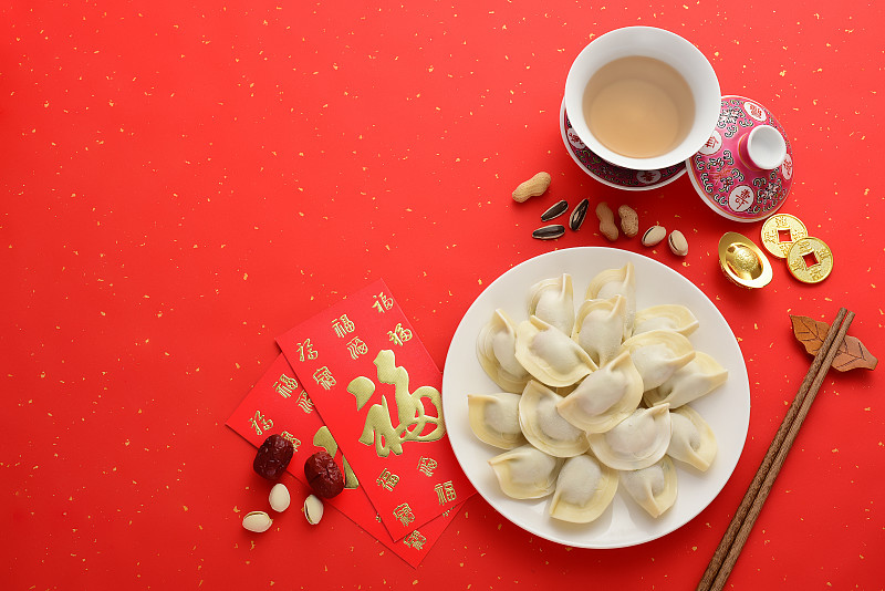 喜庆红色背景上的中国传统美食饺子图片下载