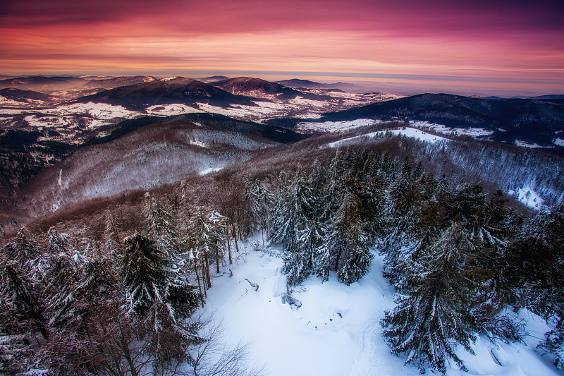 日落时，雪山映衬天空的风景图片下载