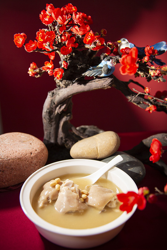 春节美食系列喜上眉梢，猪蹄黄豆汤静物图片下载