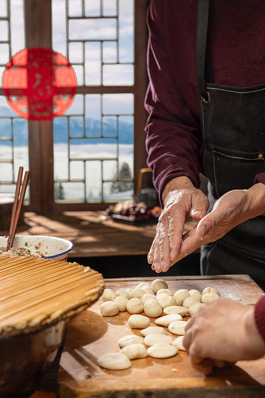 冬至春节包饺子和面擀饺子皮图片下载