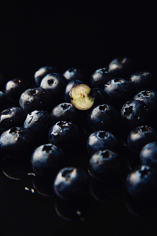 水果创意艺术肖像静物：蓝莓图片下载