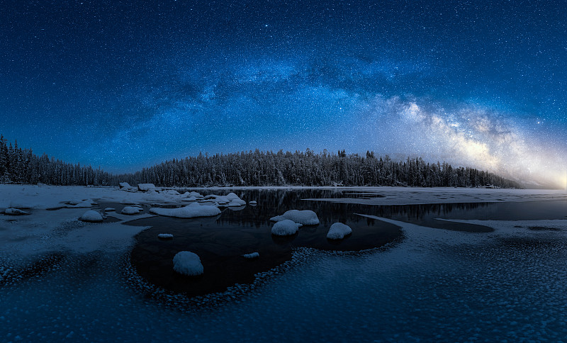 蓝色星空下的冬季喀纳斯图片下载
