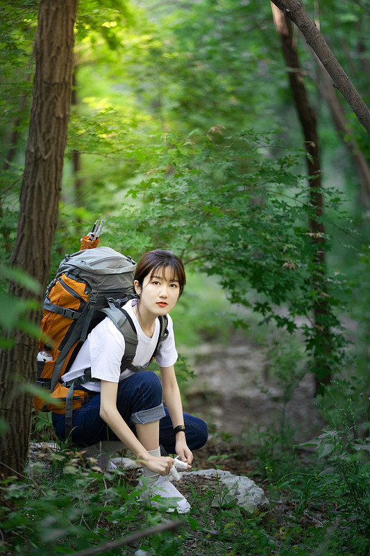森林户外背包徒步的20岁女性图片下载