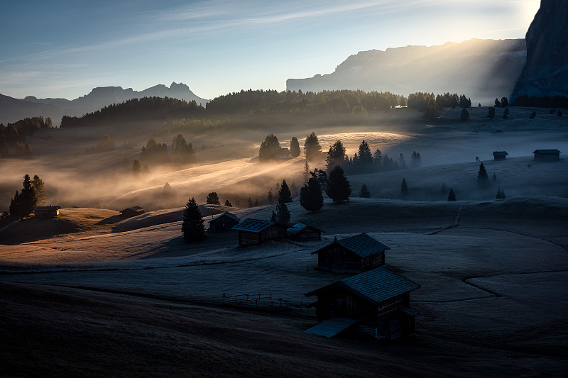 日落时雪山的景色映衬着天空，阿尔卑斯，意大利图片下载