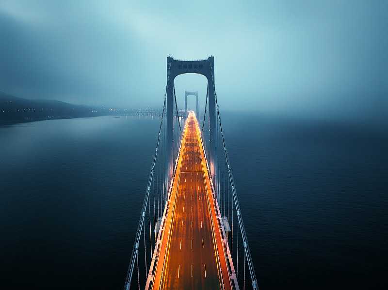 迷雾中的跨海大桥图片下载