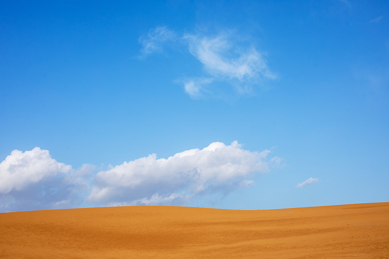 腾格里沙漠和蓝天白云图片下载