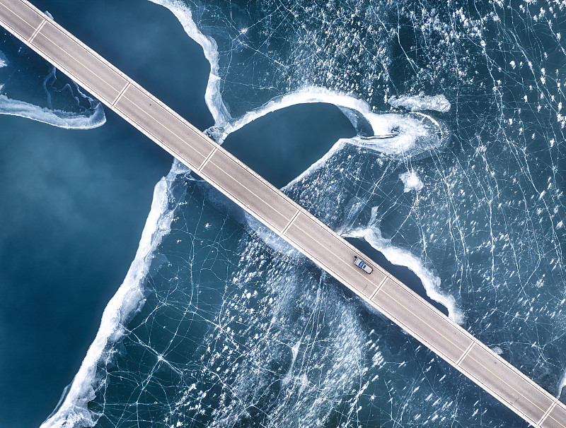 蓝冰上的桥图片下载