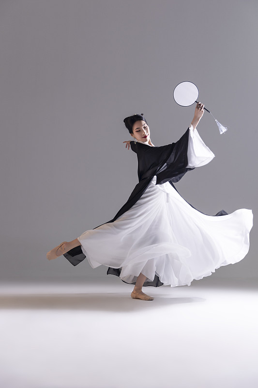 中国水墨团扇古典舞：古装美女舞者与团扇图片下载