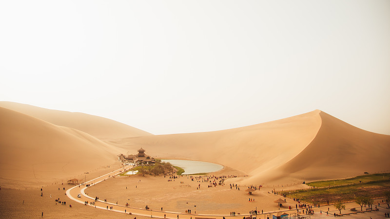 甘肃省敦煌市鸣沙山月牙泉-晴空下的沙漠风景图片下载