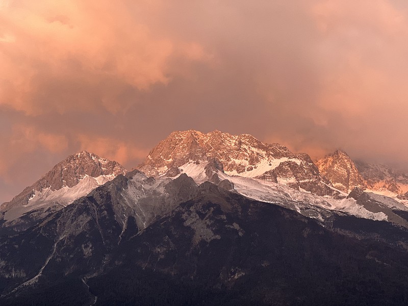 日落时白雪皑皑的群山景色图片下载