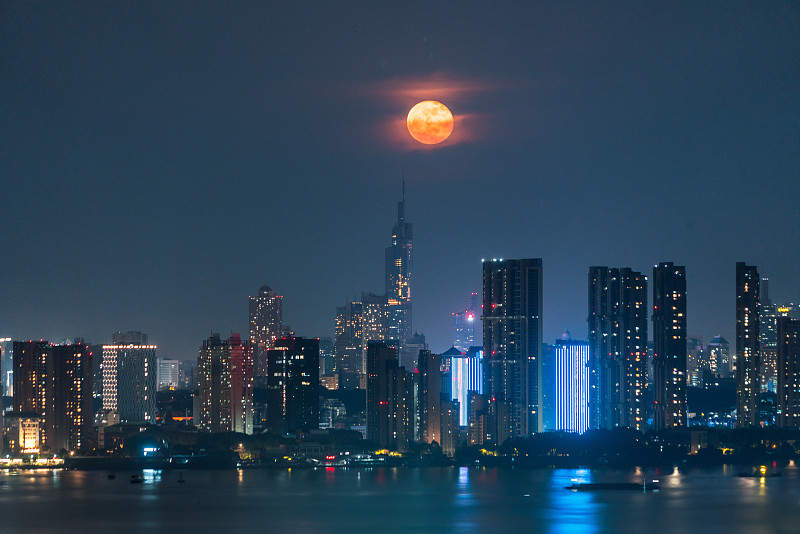 南京紫峰大厦上一轮圆月升起图片下载