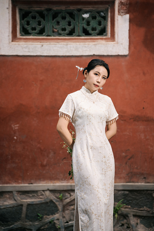 中国古典中式建筑园林中穿着旗袍的女子图片下载