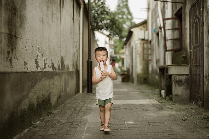夏天小男孩在江南的小巷子里图片下载