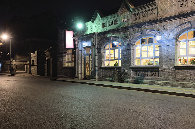 欧洲古典风格老建筑和胡同怀旧夜景图片下载