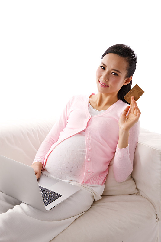 孕妇坐在沙发上网上购物图片下载