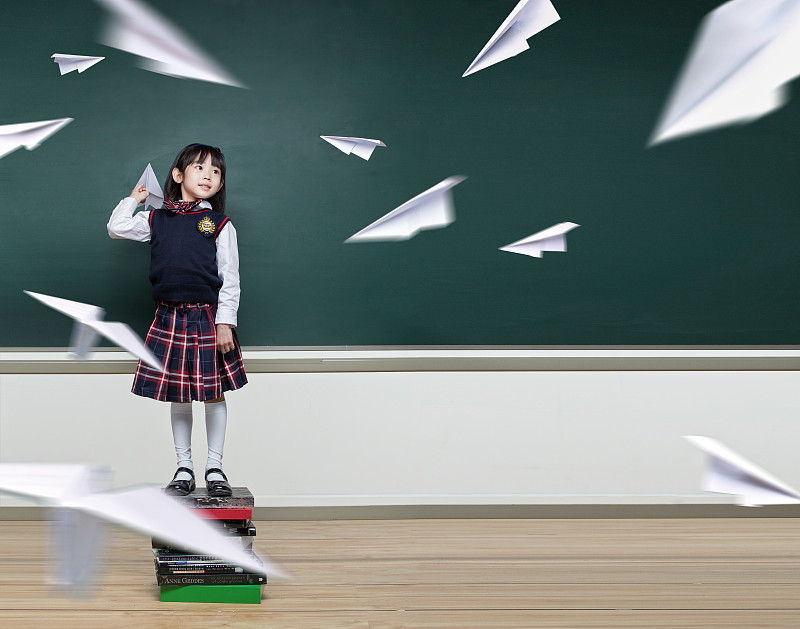 教室里扔纸飞机的小学生图片下载