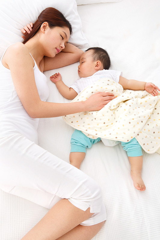 妈妈和宝宝睡觉图片下载