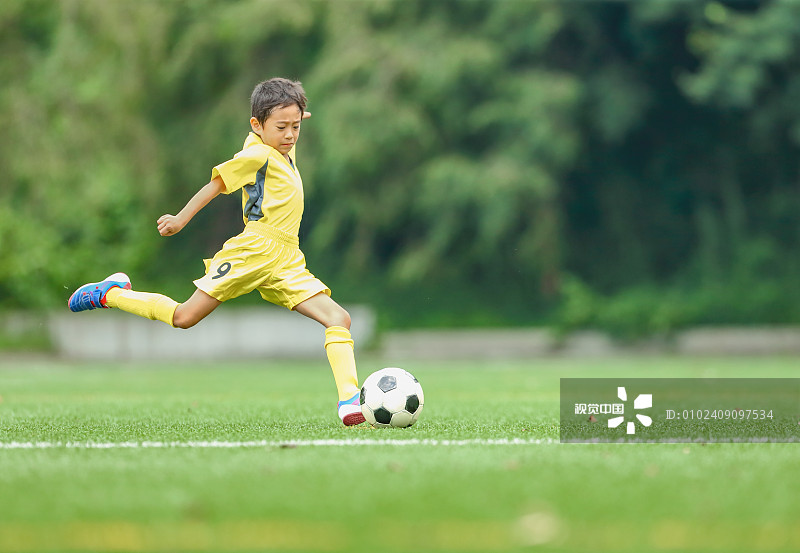日本小孩踢足球图片下载