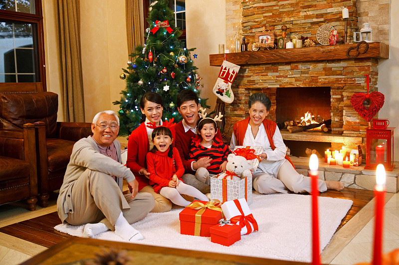 东方家庭过圣诞节图片下载