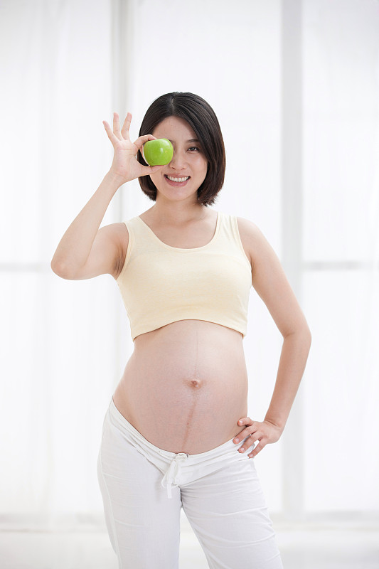 孕妇拿着苹果图片下载