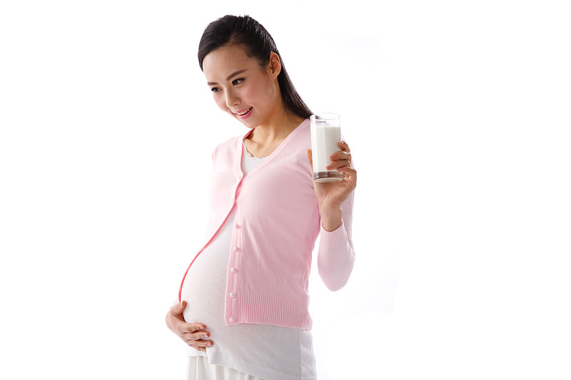 孕妇手拿牛奶杯图片下载