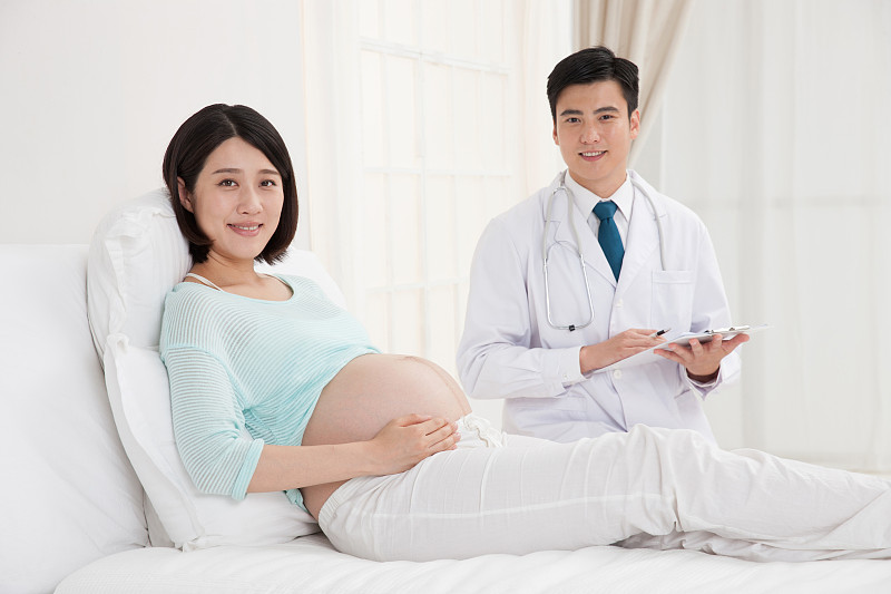 医生和孕妇图片素材