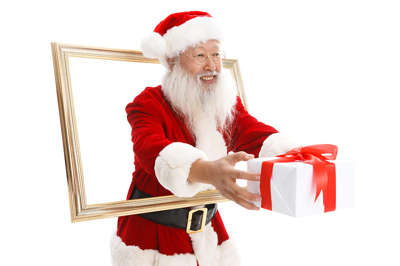 穿着圣诞服的老年人递送礼品盒图片下载